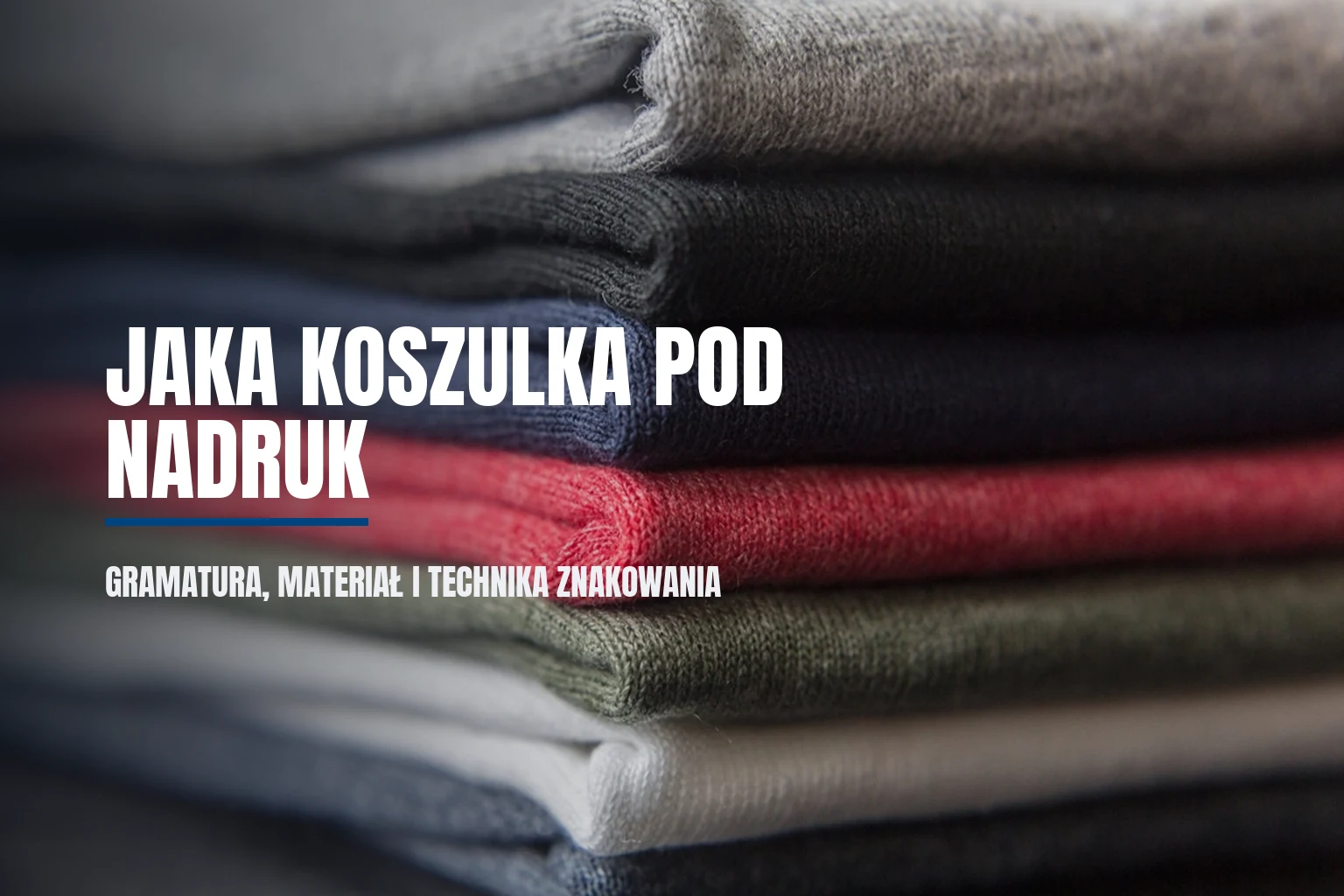 Stos złożonych koszulek w różnych kolorach, widoczne krawędzie dzianiny