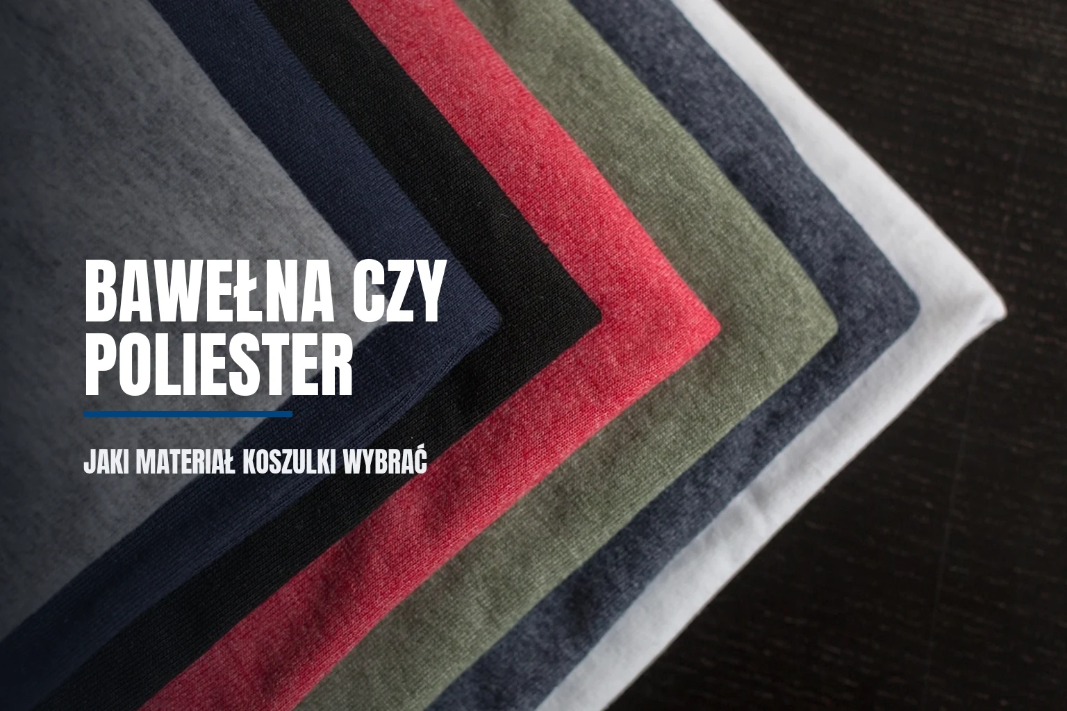 Złożone koszulki z różnych dzianin ułożone warstwowo, zbliżenie na splot