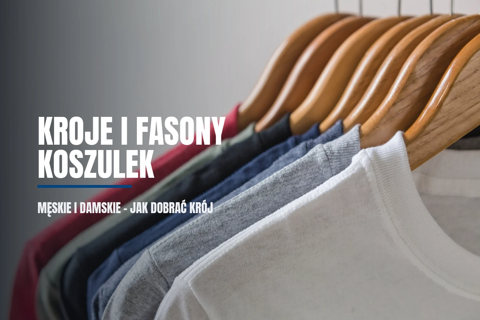Koszulki w różnych kolorach powieszone na drewnianych wieszakach